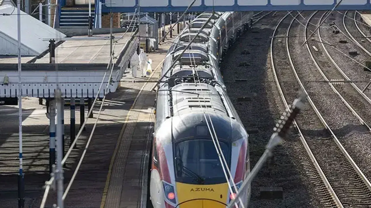Londra'da Can Pazarı! Yolcu Trenleri Çarpıştı 1 Ölü, 89 Yaralı!V