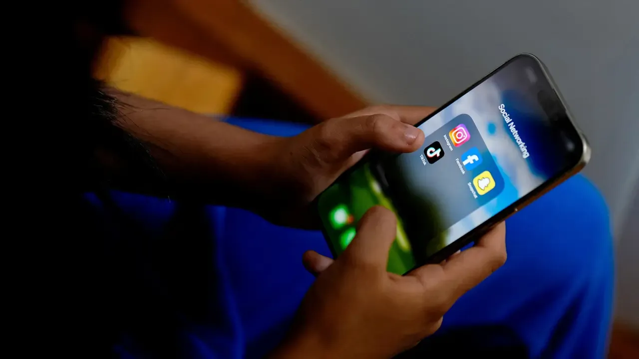Milyonlarca Öğrenciyi Ilgilendiriyor Okullara Cep Telefonu Sokmak Yasaklandı!O