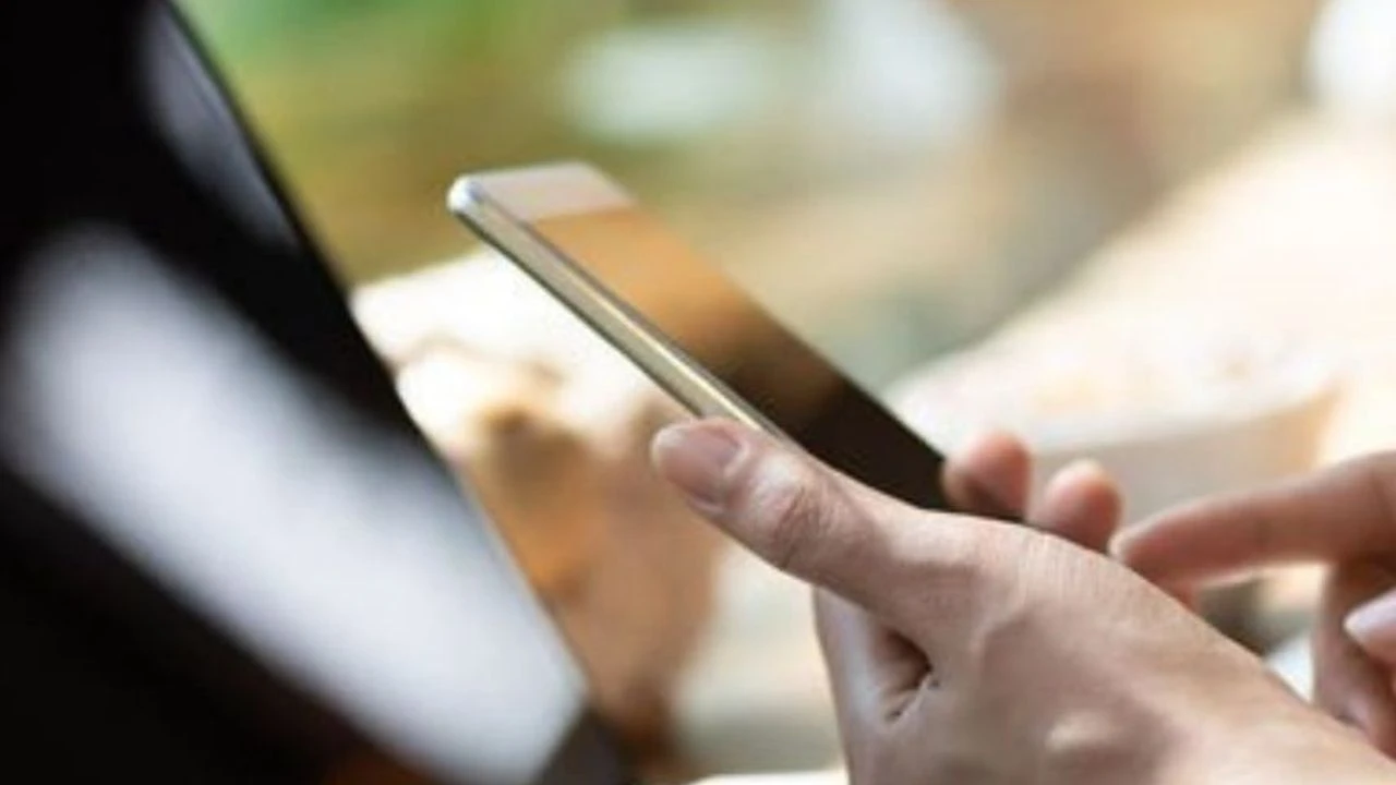 Milyonlarca Öğrenciyi Ilgilendiriyor Okullara Cep Telefonu Sokmak Yasaklandı!P