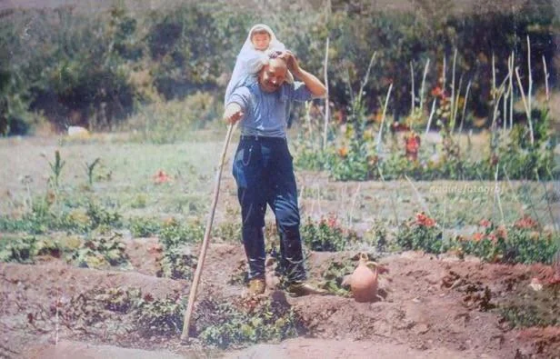 O, çok ama çok büyük kahraman...  Rahmet olsun!  Hep başka türlü görmüştük bu karede kızı omzunda bahçede çalışıyor