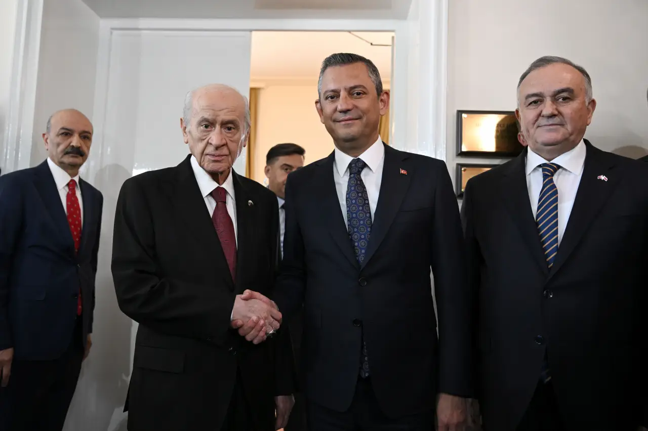 Özgür Özel Ile Devlet Bahçeli Arasında Dikkat Çeken Görüntü! O Sözlerin Ardından El Sıkıştılar (2)