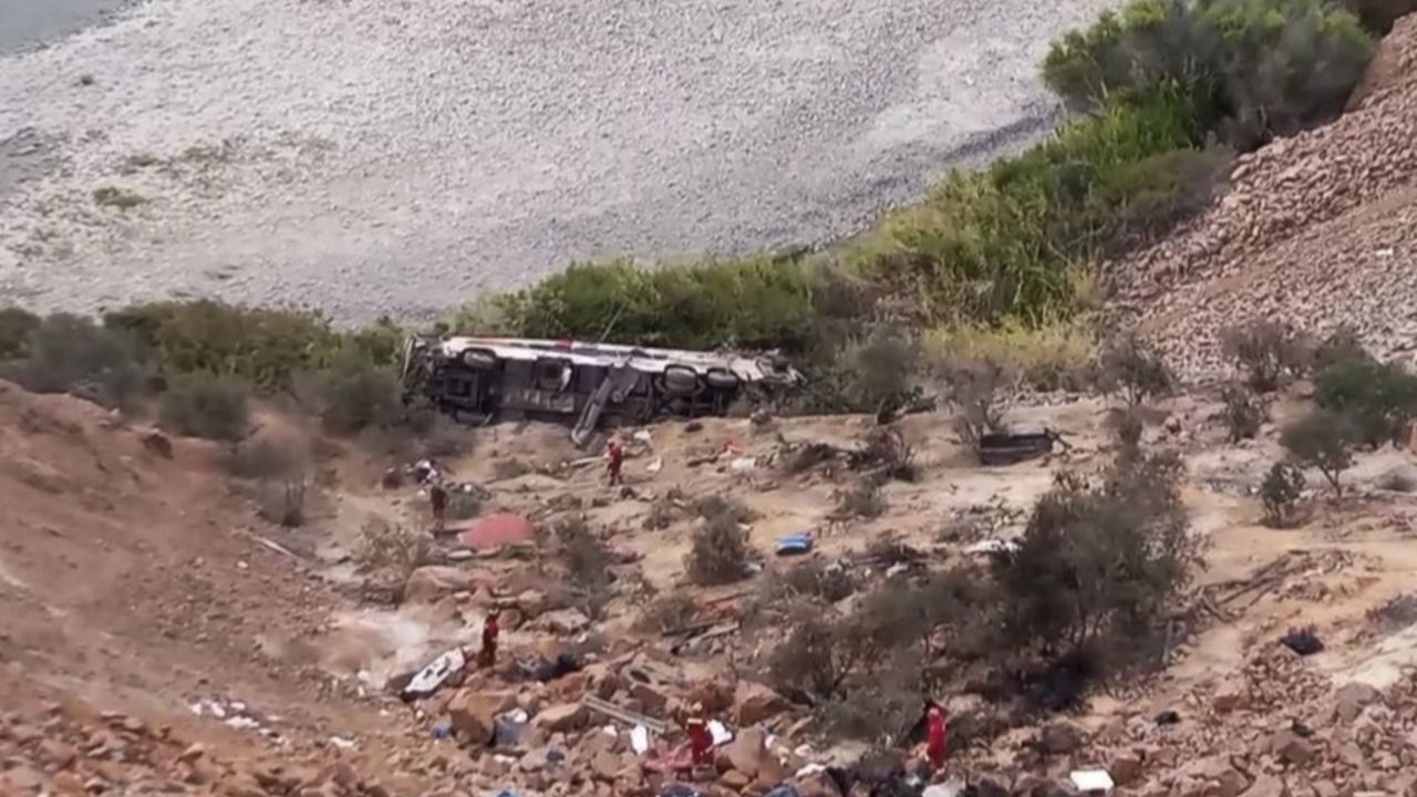 Peru'da Can Pazarı Devrilen Otobüs 11 Kişiye Mezar Oldu!V