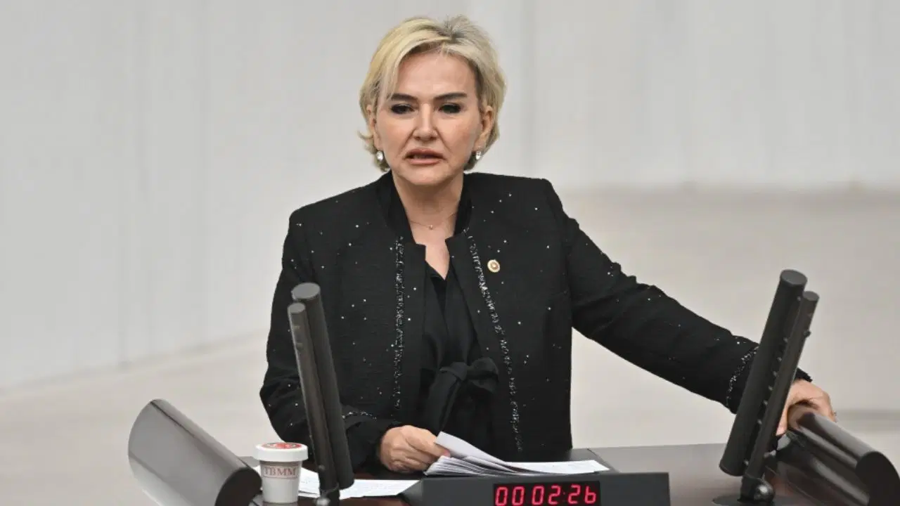 Seçmenin iradesini unuttu! Kapı kapı dolaşıyor