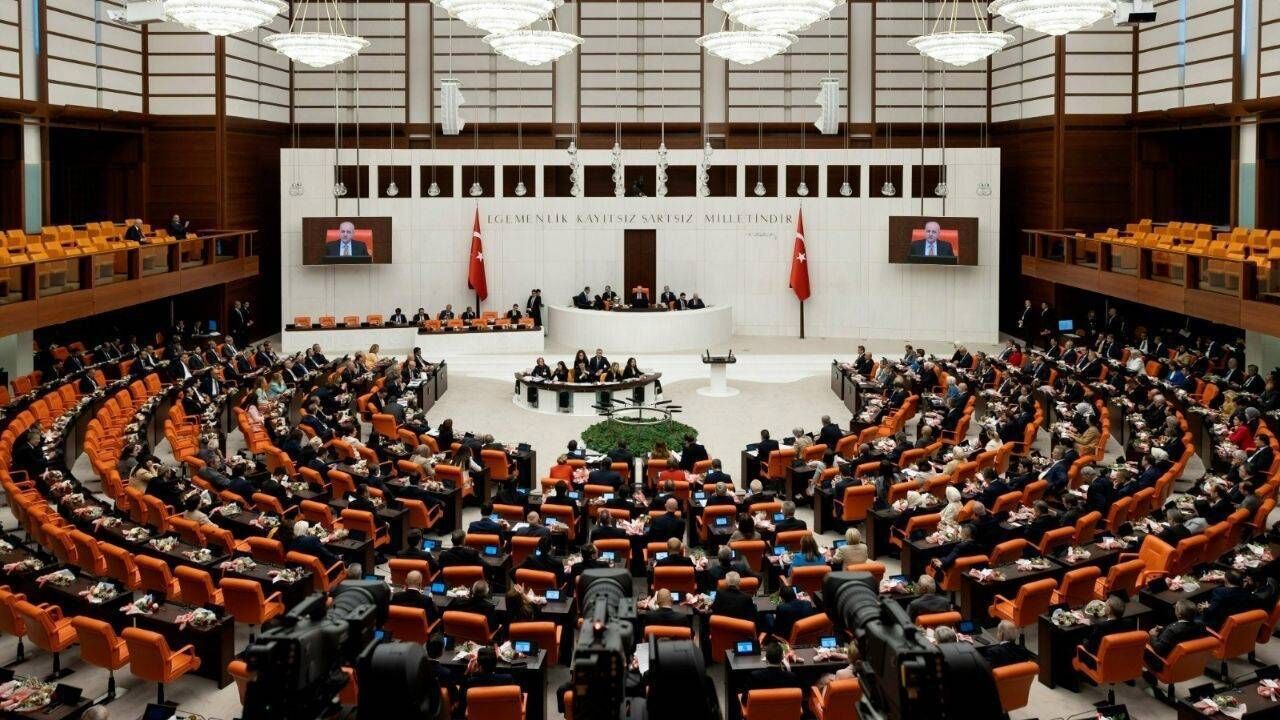 TBMM'de an itibariyle kaç parti temsil ediliyor? İşte TBMM'de mevcut sandalye dağılımı! Hareketliliğin amacı anayasa değişikliği mi? Mehmet Uçum ne dedi?