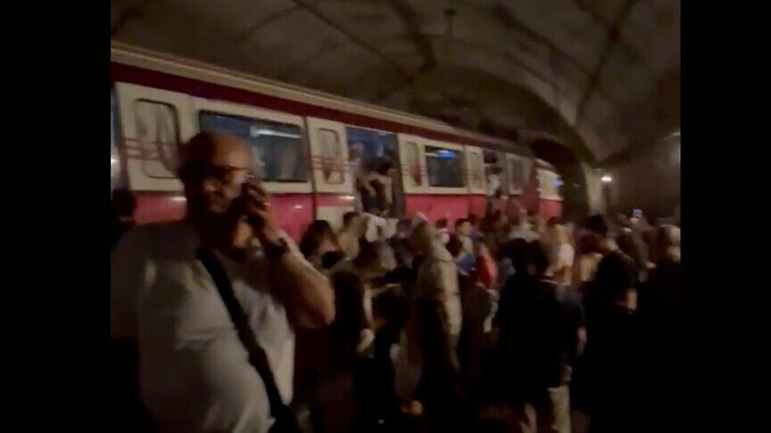 İstanbul M4 metrosunda korku dolu anlar: Raydan çıktı