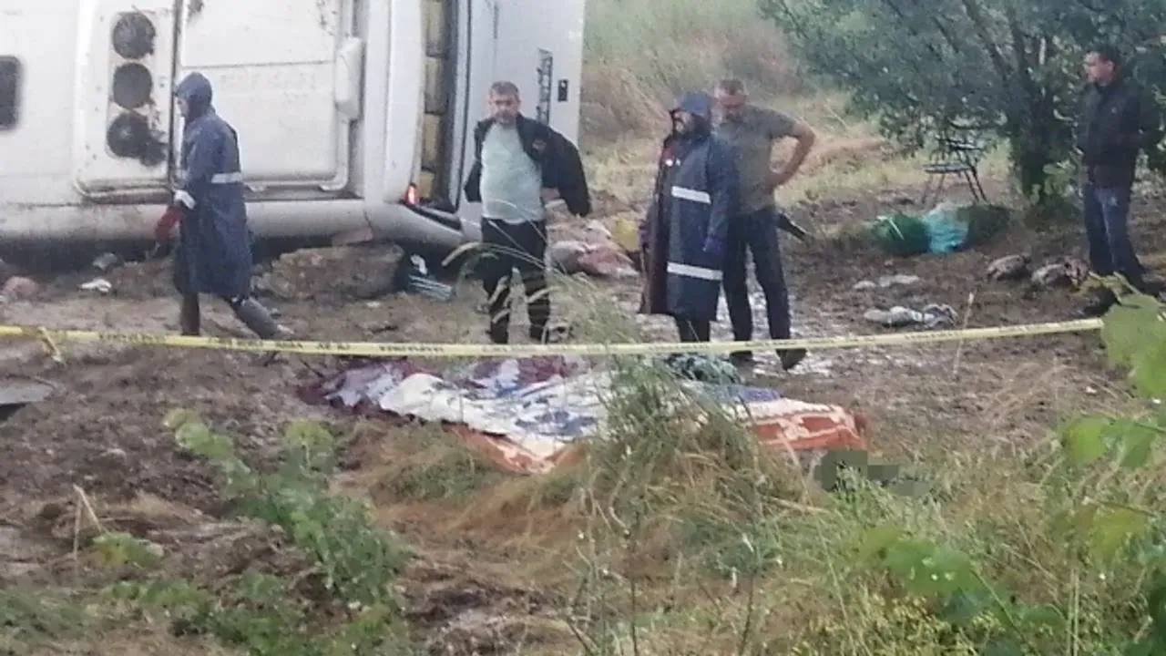 Tur Minibusu Sarampole Yuvarlandi 4 Olu 16 Yarali 1