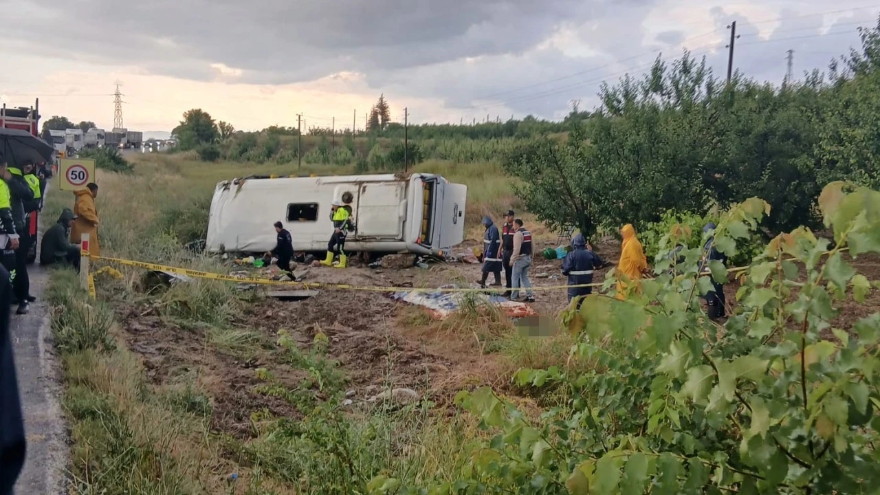 Isparta'da tur midibüsü faciası! 4 kişi vefat etti, 26 kişi yaralı