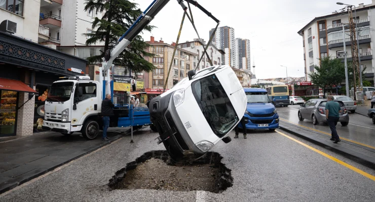 Ankara’da Dehşet Anları Yol Çöktü Araç Içine Düştü (5)