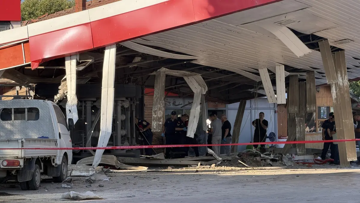 Bursa'da Feci Ölüm Kömür Yüklü Tır Markete Daldı! (17)