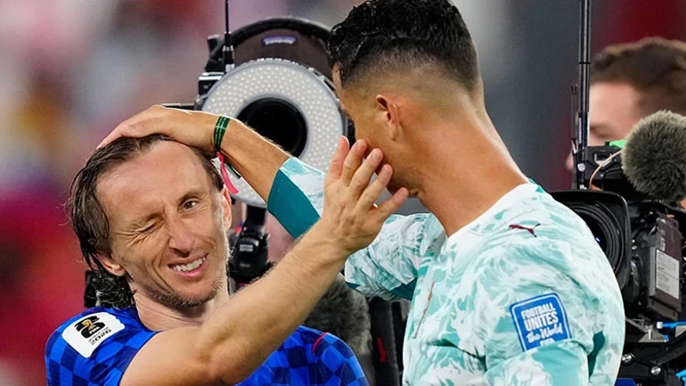 Cristiano Ronaldo'nun 2026 Fifa Dünya Kupası'nda Penaltı Öncesi Dudaklarından Bismillah Sözünün Döküldüğü Anlar Dünya Gündemine Oturdu. Yıldız Futbolcunun Golle Sonuçlanan Bu Anı, Sosyal Medyada Milyonlarca Kez Paylaşılırken (3)