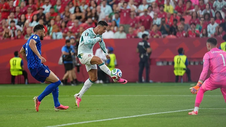 Cristiano Ronaldo'nun 2026 Fifa Dünya Kupası'nda Penaltı Öncesi Dudaklarından Bismillah Sözünün Döküldüğü Anlar Dünya Gündemine Oturdu. Yıldız Futbolcunun Golle Sonuçlanan Bu Anı, Sosyal Medyada Milyonlarca Kez Paylaşılırken