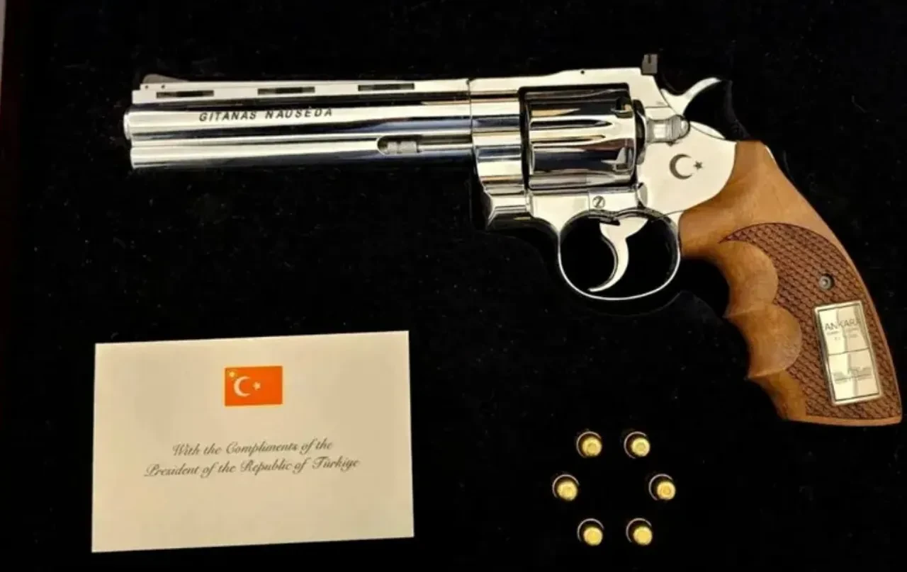 NATO Zirvesine damga vuran hediye! Özel silahın sırrı