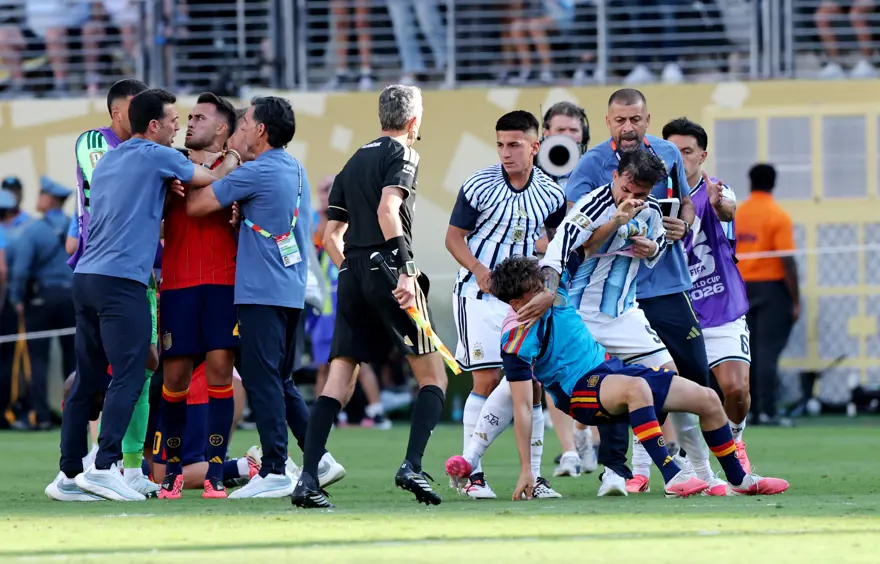 Dünya Kupası'nda Utanç Gecesi! Arjantinli Futbolcular Mağlubiyeti Hazmedemeyince Boksöre Dönüştü (8)