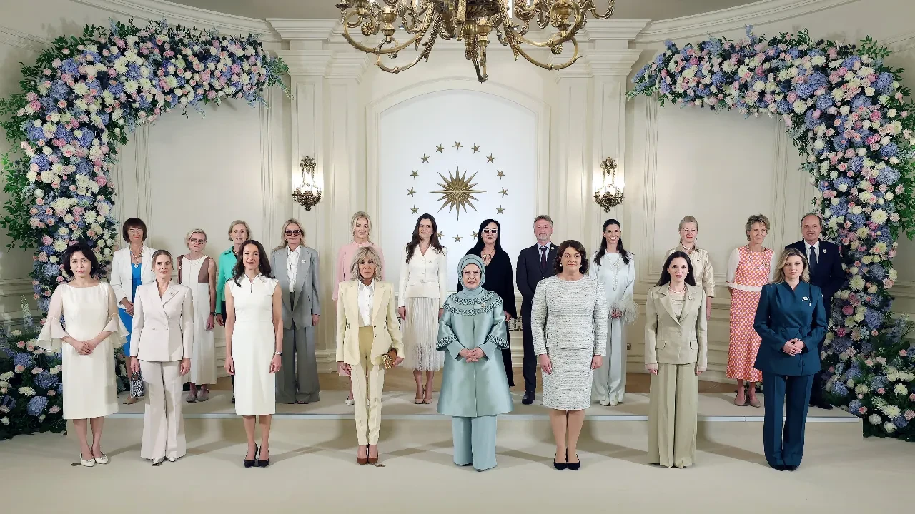 NATO Zirvesi esnasında Emine Erdoğan da kadınları ağırladı ama aralarında erkekler de vardı! Peki kimdi bu erkekler? İşte cevabı