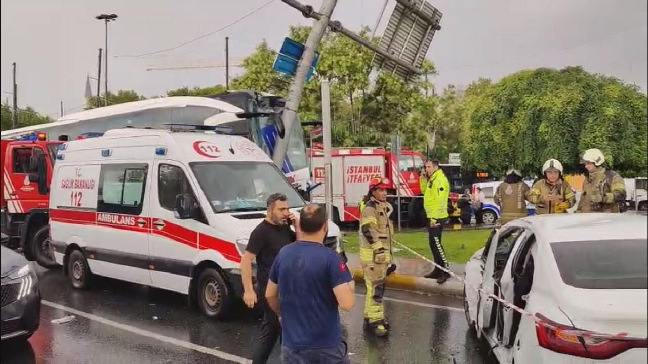 Eyüpsultan'da Can Pazarı Yolcu Otobüsü Otomobile Çarptı (1)