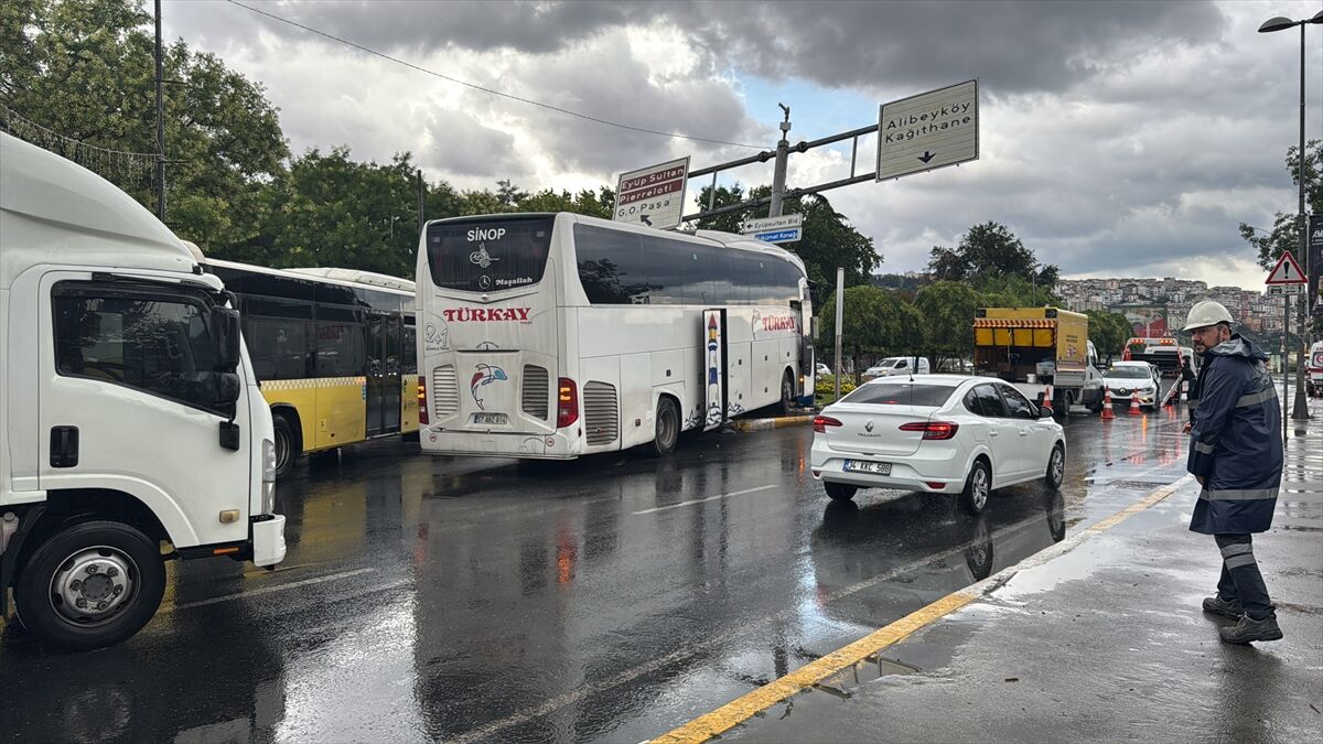 Eyüpsultan'da Can Pazarı Yolcu Otobüsü Otomobile Çarptı (2)-1