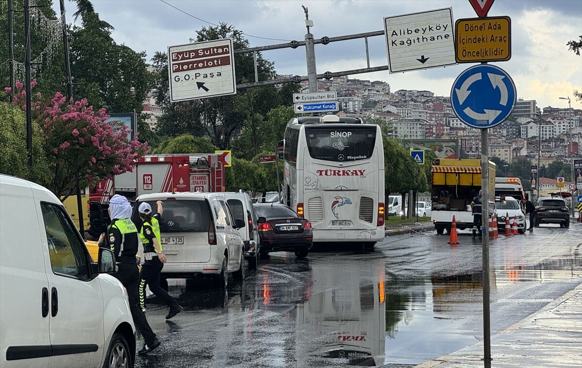 Eyüpsultan'da Can Pazarı Yolcu Otobüsü Otomobile Çarptı (3)