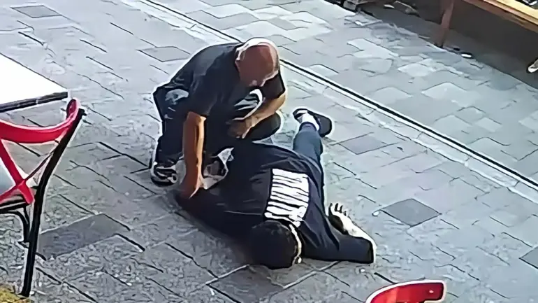 Fethiye'de Kan Donduran Anlar Fenalaşıp Yere Yığılan Gencin Parasını Çaldı (4)-1