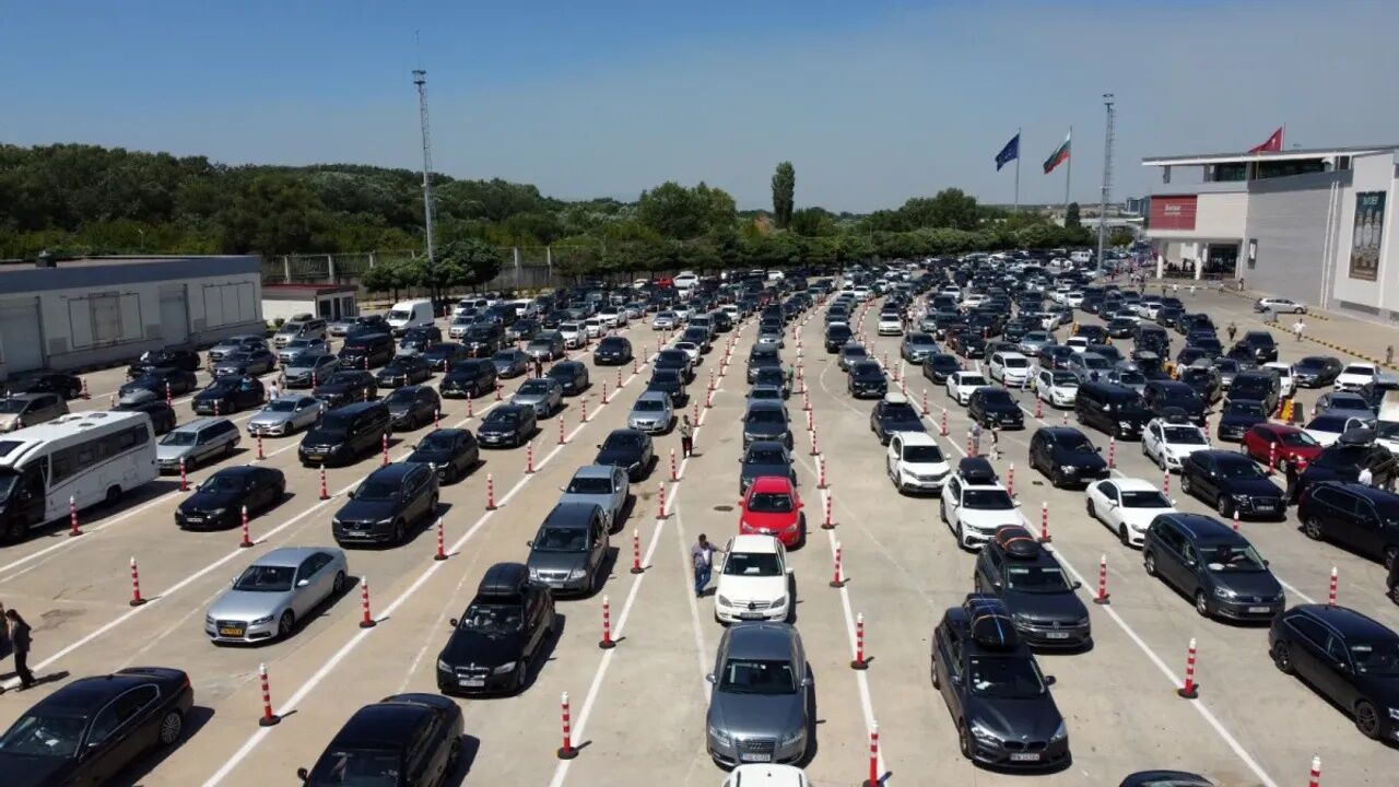Yaz tatillerinde gurbetçilerin çilesi! ‘Kanun değişikliğine gerek yok! Bakanlık ilgili tebliği hemen değiştirilebilir! İşte o mağduriyet