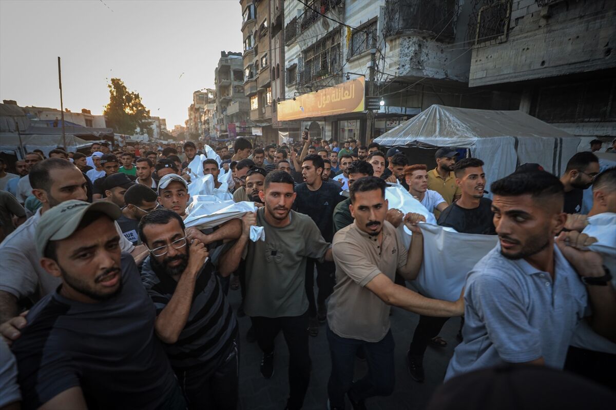 İsrail'in Gazze'de Bir Eve Düzenlediği Saldırıda Biri Çocuk 5 Filistinli Vefat Etti