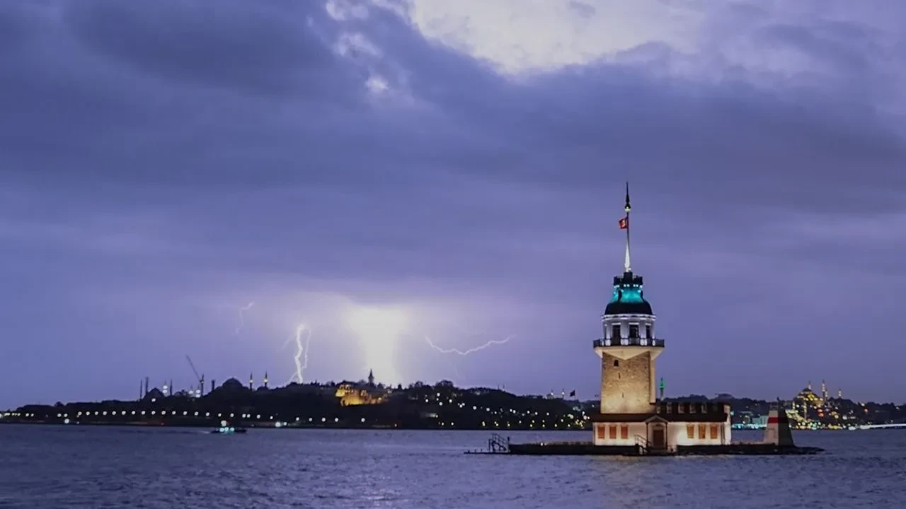Istanbul Icin Saat Verildi Akom Paylasti Kara Bulutlar Geliyor 3348935