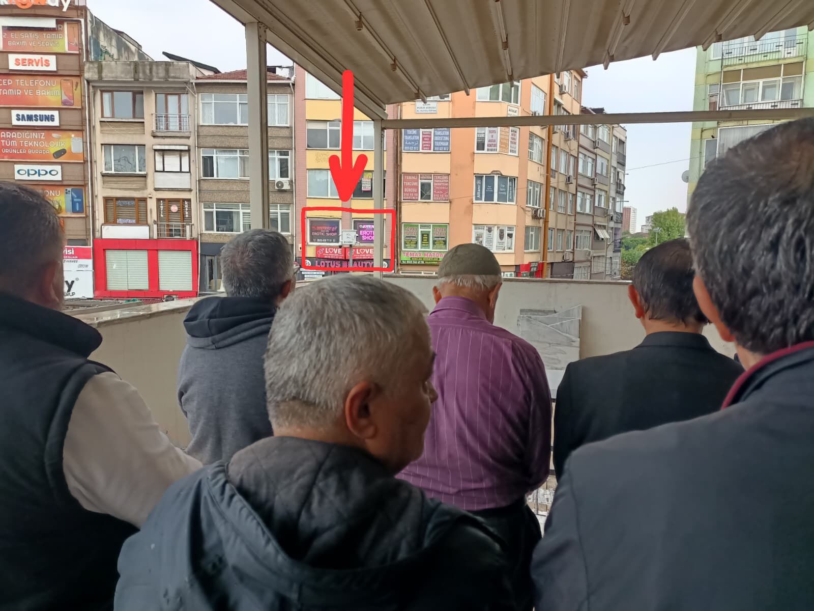 Kadıköy sakinleri tepkili: Camii karşısındaki uygunsuz işletme acilen kapatılmalı!