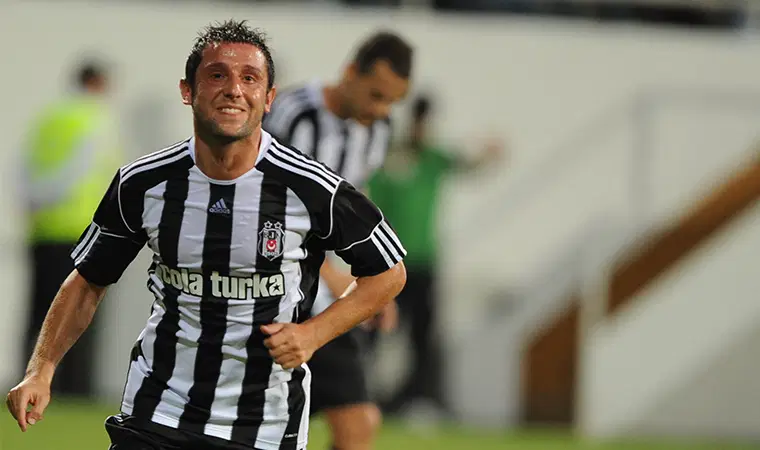 Eski futbolcu Nihat Kahveci, eşini darbettiği iddiasıyla gözaltına alındı. İstanbul Adalet Sarayı'na getirilen Kahveci, savcılıktaki ifadesinin ardından serbest bırakıldı.