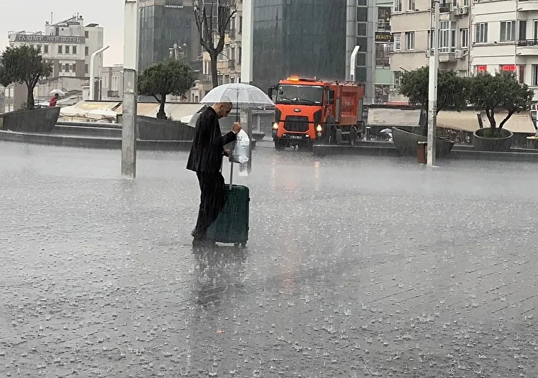 Kavurucu sıcakların ardından İstanbul'da sağanak sürprizi