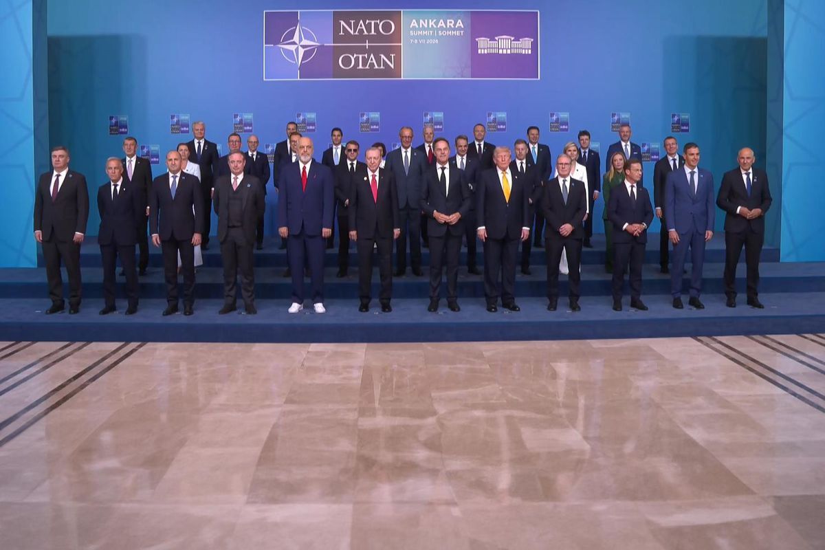 Nato Zirvesinde Liderlerden Aile Fotografi 20030462 6741 Amp