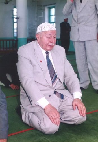 Necmettin Erbakan Namazda-1