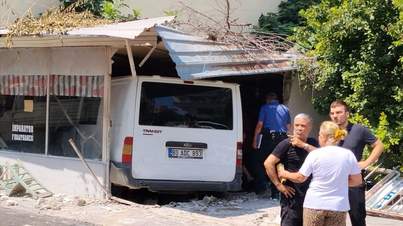 Osmaniye Kadirlide Trafik Kazasi Minibus Kiraathaneye Girdi 1 Olu 3 Yarali