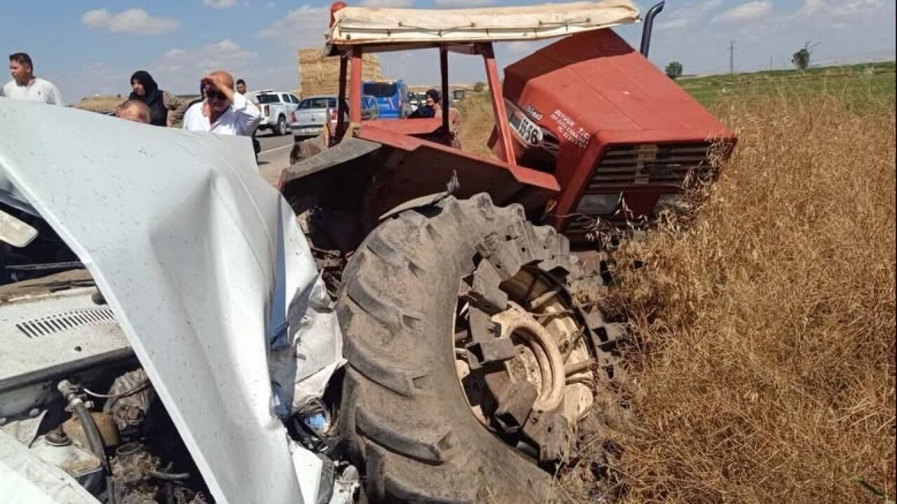 Park halindeki traktöre çarpan otomobildeki 3 kişi öldü!