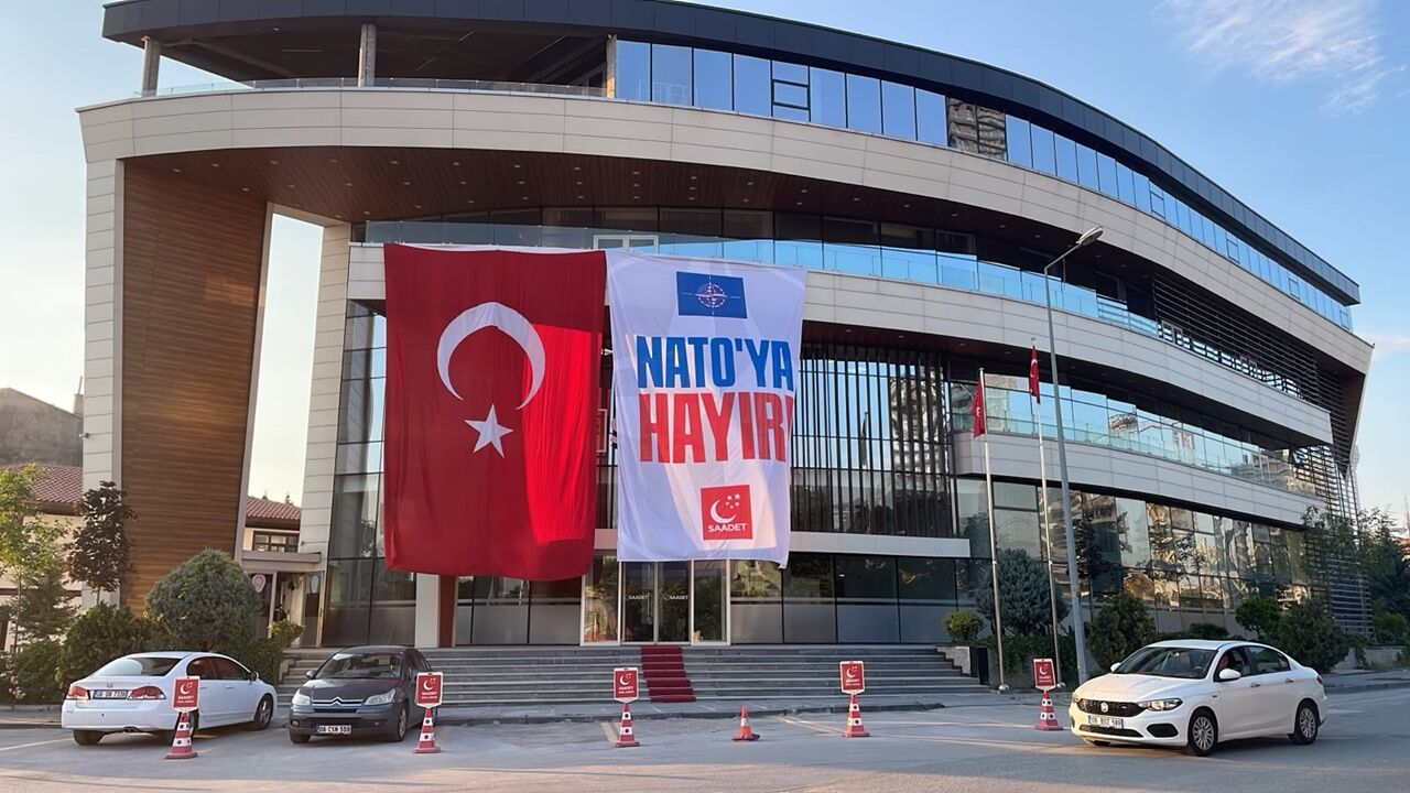 Saadet Partisi, genel merkez binasına "NATO'ya Hayır" pankartı astı