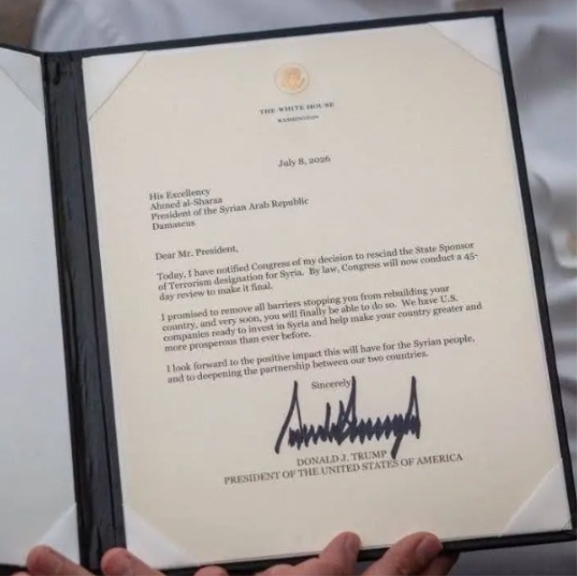 Trump Imzayi Atti Kara Sayfa K 20033133 9175 2 M
