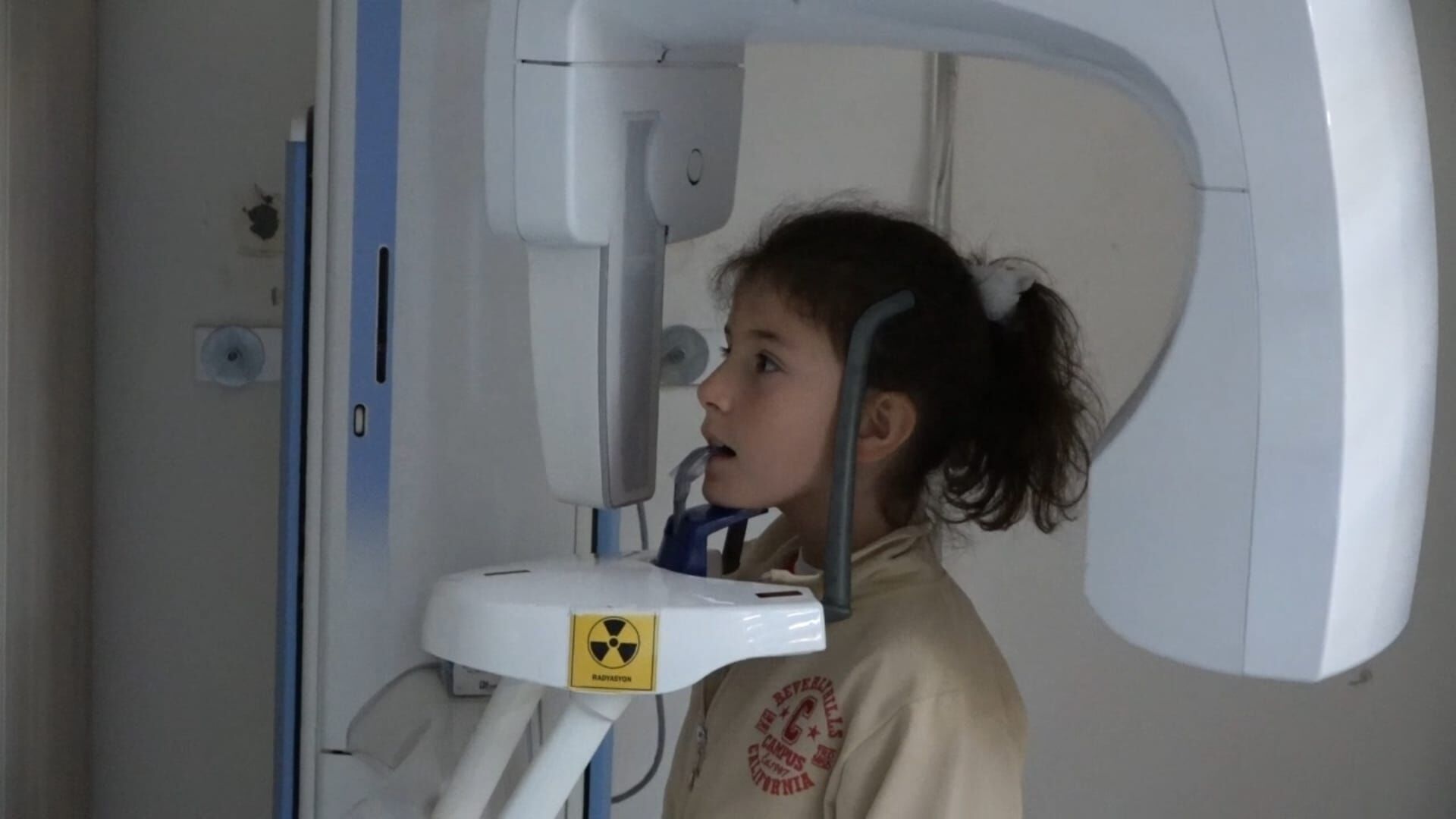 Kamu Diş Klinikleri genelde sorunlu... Randımanlı diş tedavi hizmetleri kamuda neden verilemiyor? Ama durun bir dakika! Türkiye'de bir ilk... Böyle merkezler İstanbul'da da açılmalı!