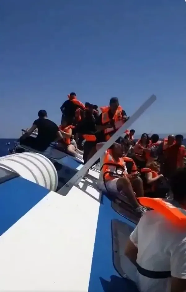 0X0 Girnede Gemiden Kurtarilan Vatandas Dehset Anlarini Anlatti Gemi Su Aliyor Diye Defalarca Soyledik 1788097030487
