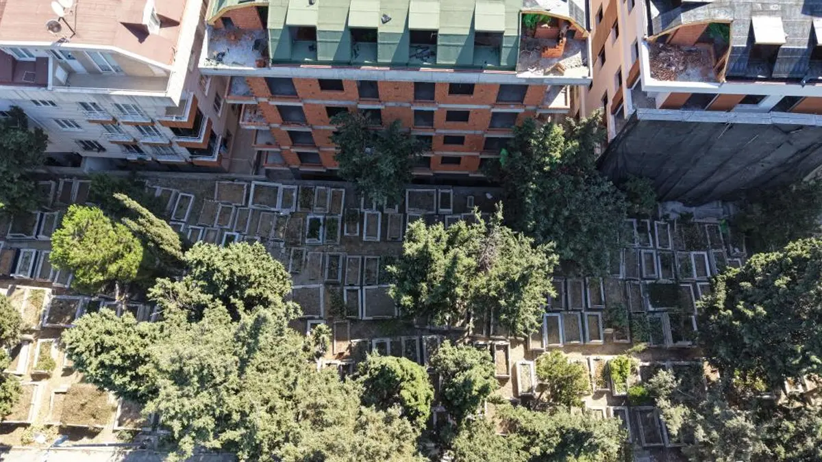 İstanbul'da mezarlığa komşu sıfır daireler şoke etti