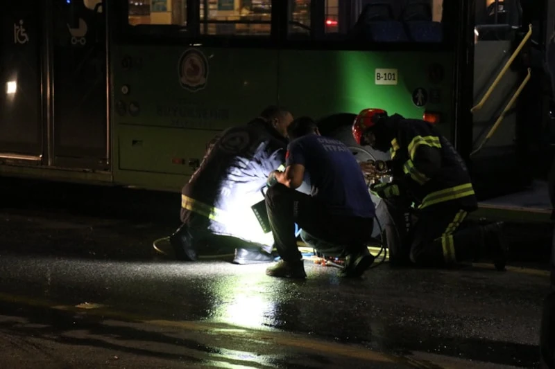 Denizli’de elektrikli bisikletten savrulan kadın otobüsün altında kaldı