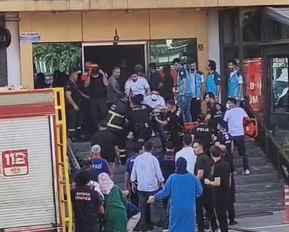 A95Fb235 Batmanda Korkutan Yangin Spor Salonunda 30 Kisi Mahsur Kaldi