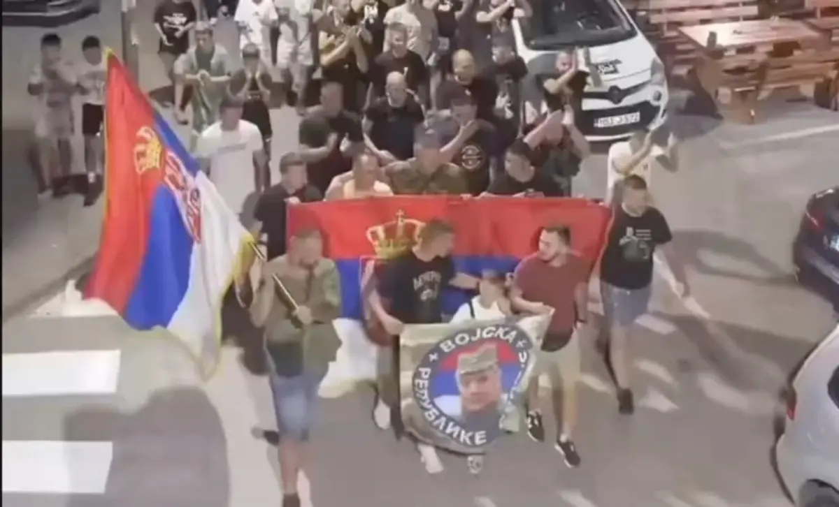 Bosna'da Kan Donduran Skandal Sırp Milliyetçiler Bosna Kasabı Mladiç Için 'Saygı' Yürüyüşü Düzenlediler!V