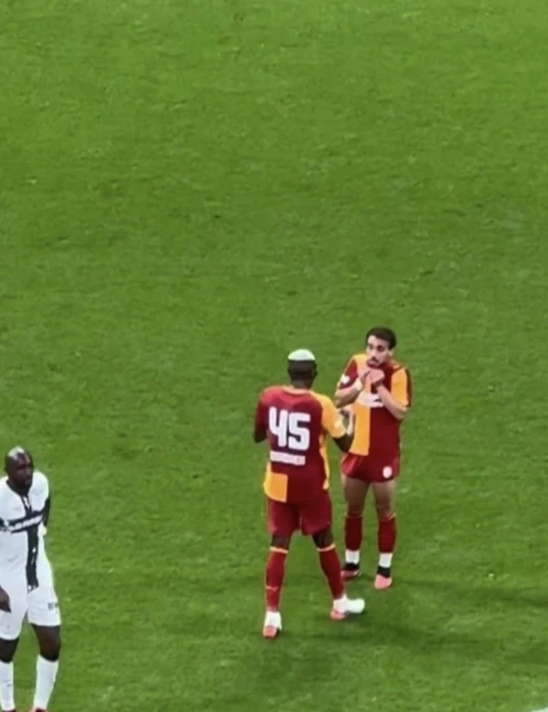 Galatasaray'da Ilginç Anlar Osimhen Kaptanlığı Işte Böyle Reddetti! (6)