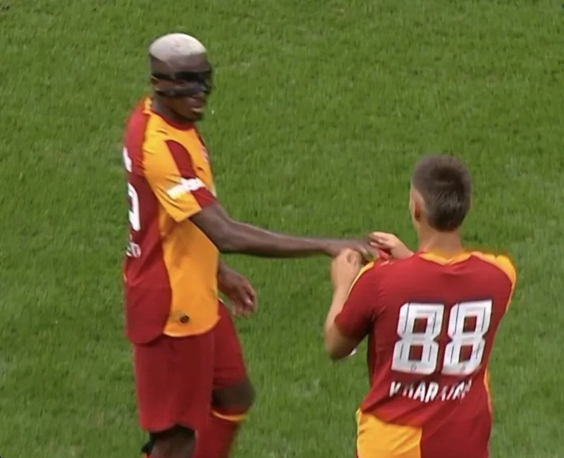 Galatasaray'da Ilginç Anlar Osimhen Kaptanlığı Işte Böyle Reddetti! (7)