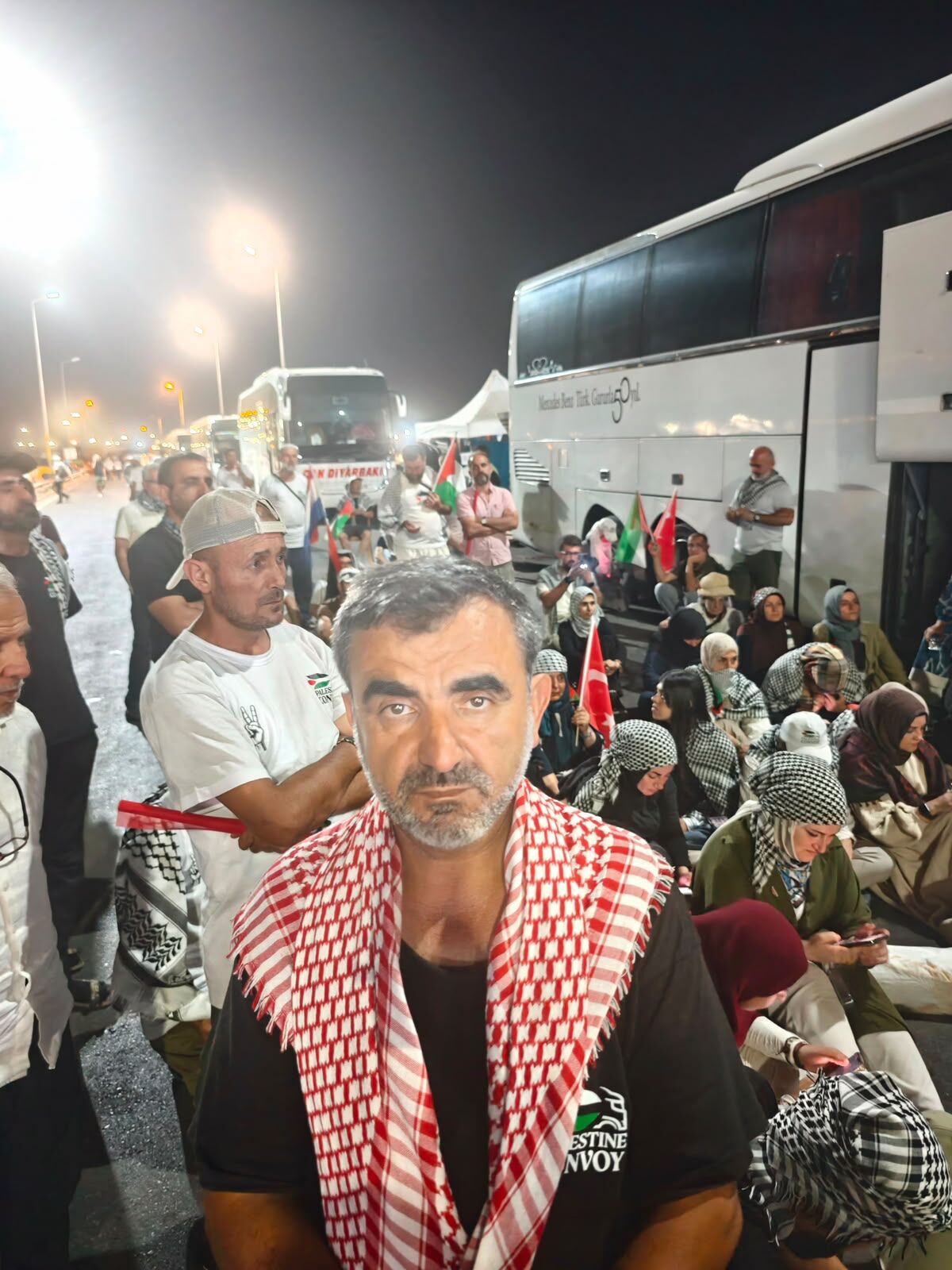 İsrail’in Talimatıyla Mı Geçiş Engellendi Filistin Konvoyu İbrahim Halil’de Günlerdir Bekliyor “Bizi Yıldıramayacaklar!” (2)