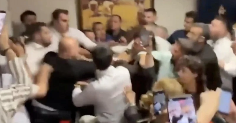 Menderes Belediyesi'nde Başkanvekili Seçimi Öncesi Gerginlik Salon Boşaltıldı (2)