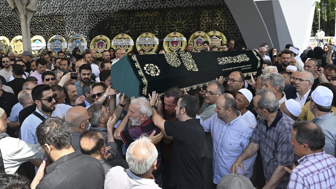 Millî Gazete’nin Usta Kalemi Ali Haydar Haksal, Son Yolculuğuna Uğurlandı (4)