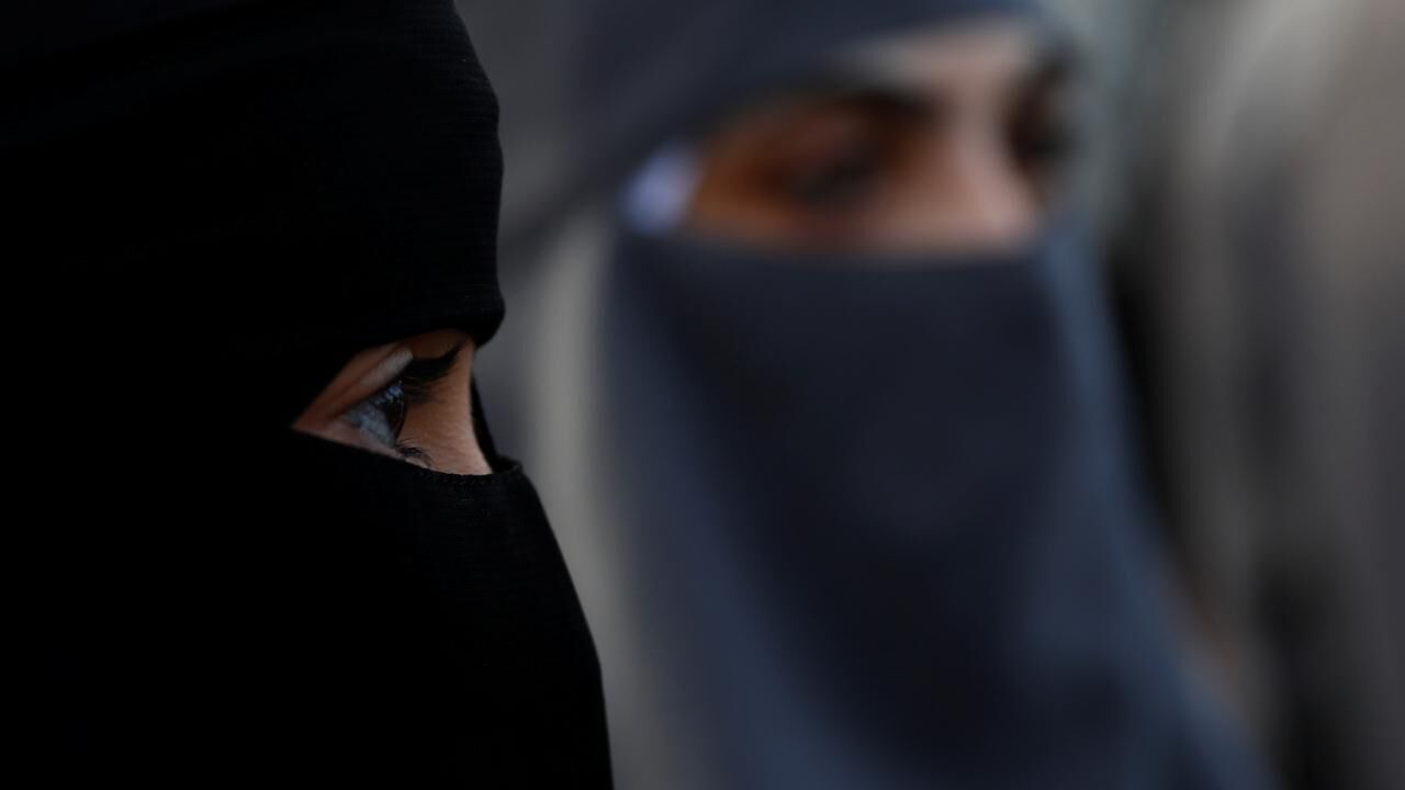 O Ülkede İslâm Düşmanlığı Kanunlaştı Peçe Ve Burka Yasağı Resmen Onaylandı!S