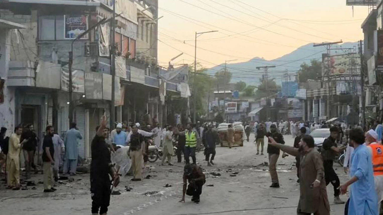 Pakistan'ı Sarsan Hain Saldırı! Karakol Önünde Kanlı Patlama 14 Ölü, 24 Yaralı!M