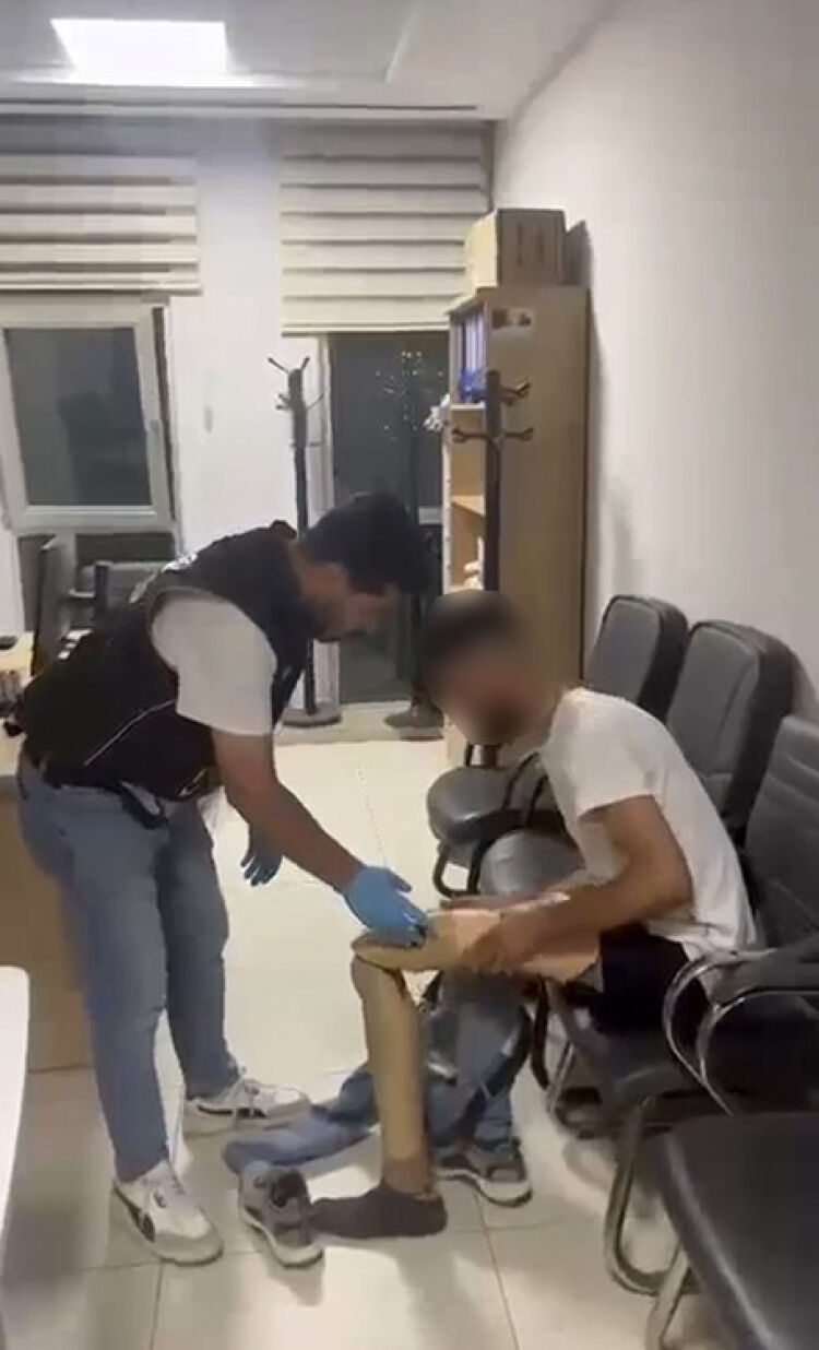 Protez Bacağına Gizlediği Uyuşturucu Ile Yakalandı!S