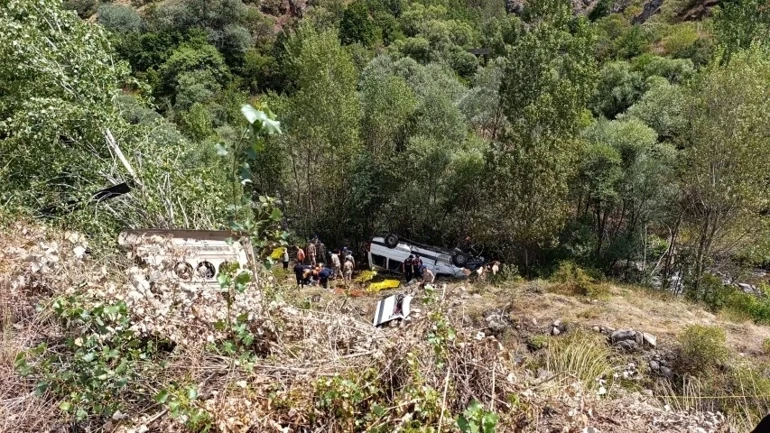 Sivas'ta Minibüs Şarampole Devrildi 4 Ölü, 10 Yaralı (1)