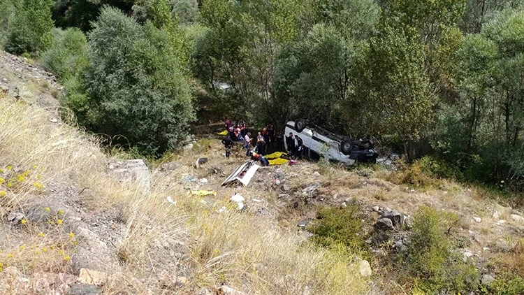 Sivas'ta Minibüs Şarampole Devrildi 4 Ölü, 10 Yaralı (2)